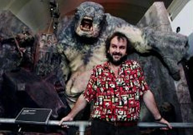 Ringenes Herre-triologien har indtjent kassen - også på biprodukter. De penge vil instruktøren Peter Jackson have del i. Her ses han i selskab med en 'bjergtrold'. - Arkivfoto: AP 