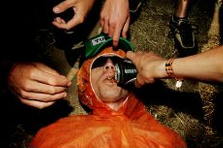 Der bliver drukket igennem på Roskilde Festival. Mange af pilsnerne bliver solgt ulovligt. Om denne festival-deltager bliver drukket fuld i ulovlig eller lovlig øl vides ikke. - Foto:Mads Nissen 