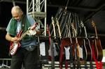 Instrumenter og lydanlæg er ved at blive stillet op til lørdagens støttekoncert Live 8 - her i London.   Foto: AP 