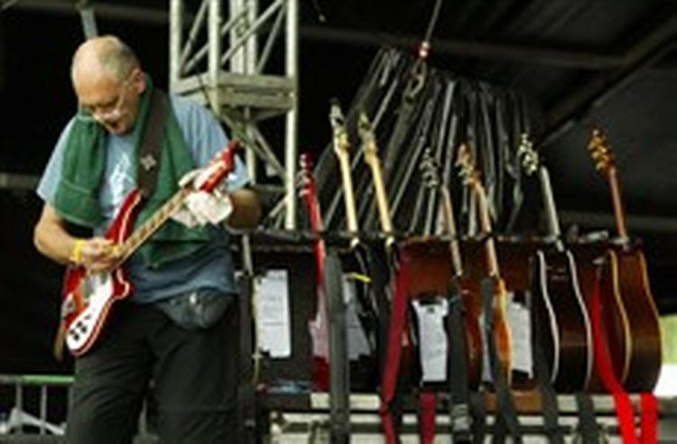 Instrumenter og lydanlæg er ved at blive stillet op til lørdagens støttekoncert Live 8 - her i London.   Foto: AP 