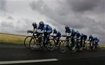 Før den 92. udgave af Touren skulle Lance Armstrong (forrest tv.) og Discovery-kollegerne torsdag ud at rulle på øen Noirmoutier.   Foto: AP 
