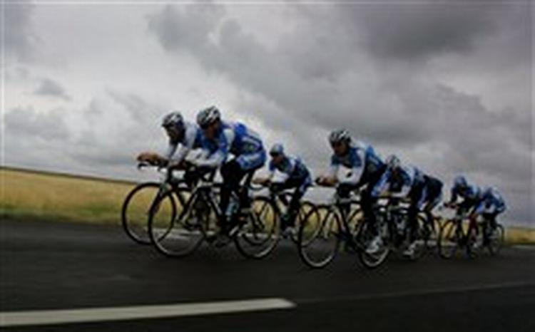 Før den 92. udgave af Touren skulle Lance Armstrong (forrest tv.) og Discovery-kollegerne torsdag ud at rulle på øen Noirmoutier.   Foto: AP 