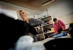 Annies frelse økonomisk er, at hun på Kofoeds Skole kan gøre sig fortjent til et måltid mad hver dag ved at arbejde nogle timer i Tøjdepotet. - Foto: Thomas Borberg 