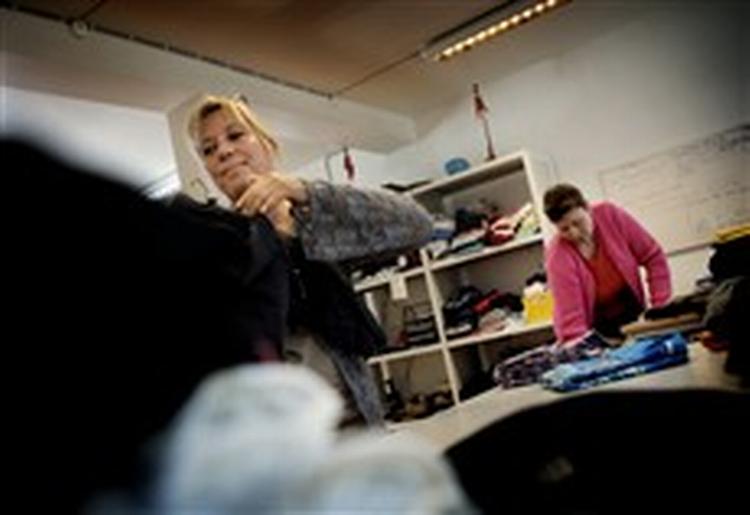 Annies frelse økonomisk er, at hun på Kofoeds Skole kan gøre sig fortjent til et måltid mad hver dag ved at arbejde nogle timer i Tøjdepotet. - Foto: Thomas Borberg 