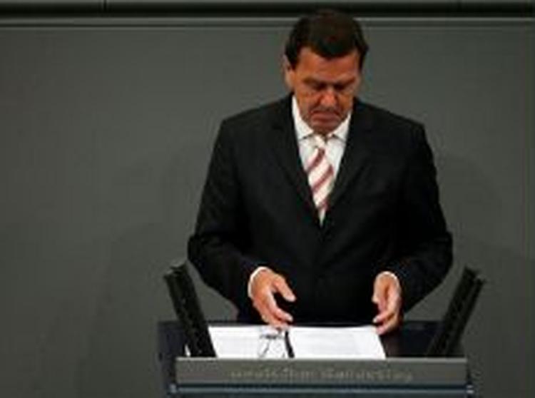 Gerhard Schröder har tabt en tillidsafstemning. Tyskerne skal til valg. - Foto: AP 