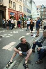 Jazzmusikeren Niels Jørgen Steen fik årets Palæ Bar Pris. Det var et tilløbsstykke, hvor folk, der ikke var plads til indenn døre, på det nærmeste spærrede Ny Adelgade. - Foto: Morten Langkilde 