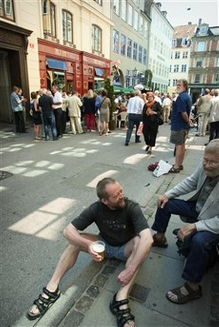 Jazzmusikeren Niels Jørgen Steen fik årets Palæ Bar Pris. Det var et tilløbsstykke, hvor folk, der ikke var plads til indenn døre, på det nærmeste spærrede Ny Adelgade. - Foto: Morten Langkilde 