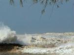 Flodbølgen rammer ferieområdet Khao Lak i Thailand. - Arkivfoto: AP 