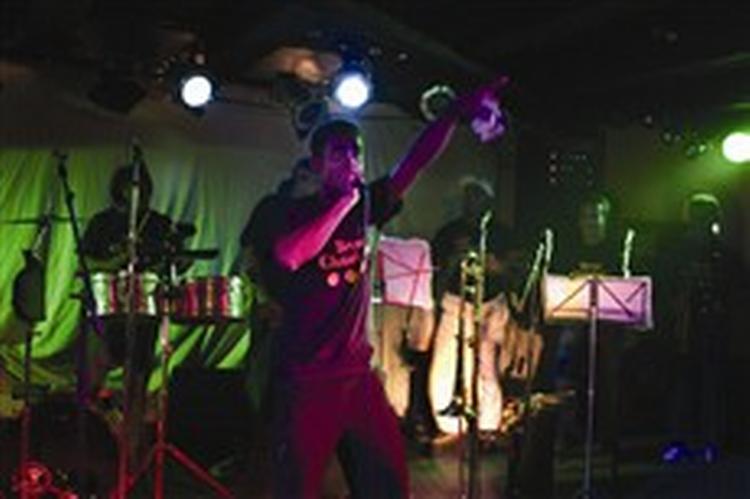 Energien i det cubanske big salsa party band Yamará sikrede, at publikummet på Jazzloppen på Christiania var med fra først takt.   Foto: Lars Hansen 
