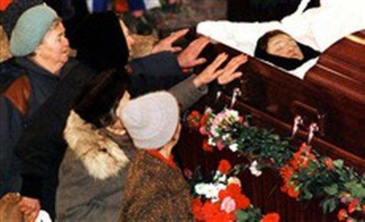 Billede fra begravelsen af politikeren Galina Starovojtova 24. november 1998.   Foto: Dmitrij Lovetskij/AP 