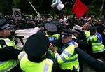 En lille gruppe maskerede demonstranter brød ud fra hovedmarchen i Edinburgh i går og blev stoppet af politifolk. Ingen kom til skade.   Foto: Matt Dunham/AP 
