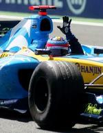 Alonso jubler over sejren i det franske Formel 1-Grand Prix. - Foto: AP 