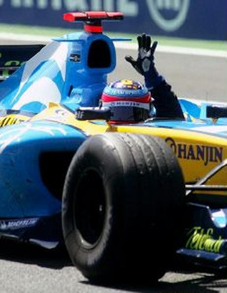Alonso jubler over sejren i det franske Formel 1-Grand Prix. - Foto: AP 