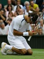 Federer i knæ, da sejren var en realitet. - Foto: AP 