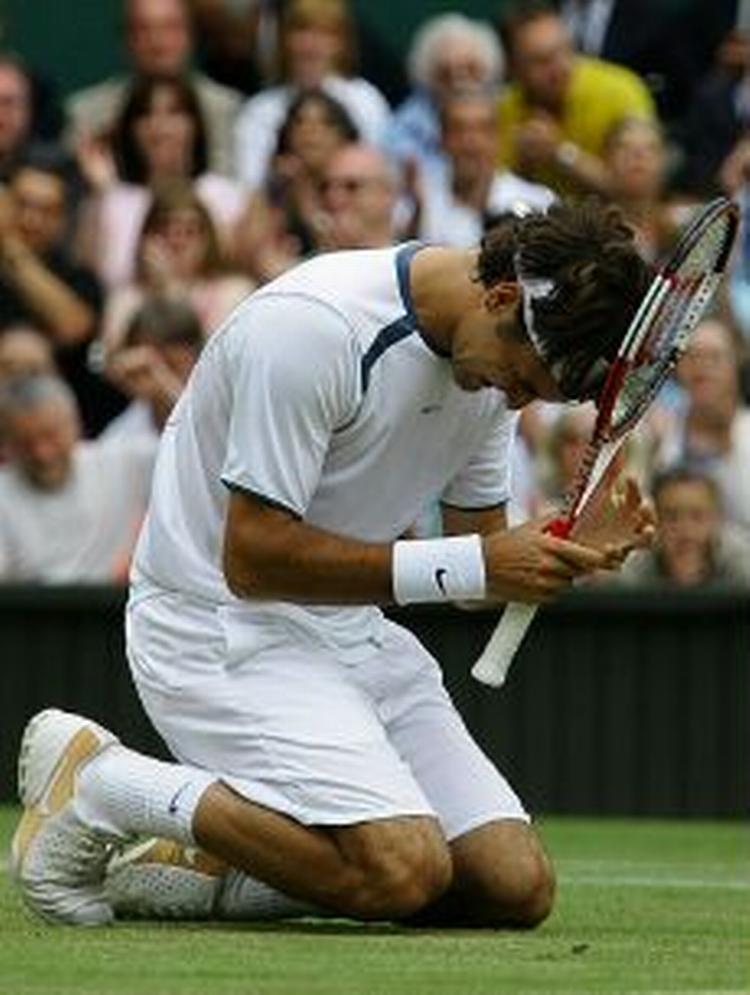 Federer i knæ, da sejren var en realitet. - Foto: AP 