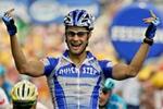 Tom Boonen fra Quick Step i flabet positur efter etapesejren. - Foto: AP 