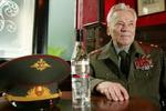 General Mikhail Kalashnikov, som opfandt AK-47´eren, med en 'Kalashnikov Vodka' som han lancerede i september. - Foto: AP 