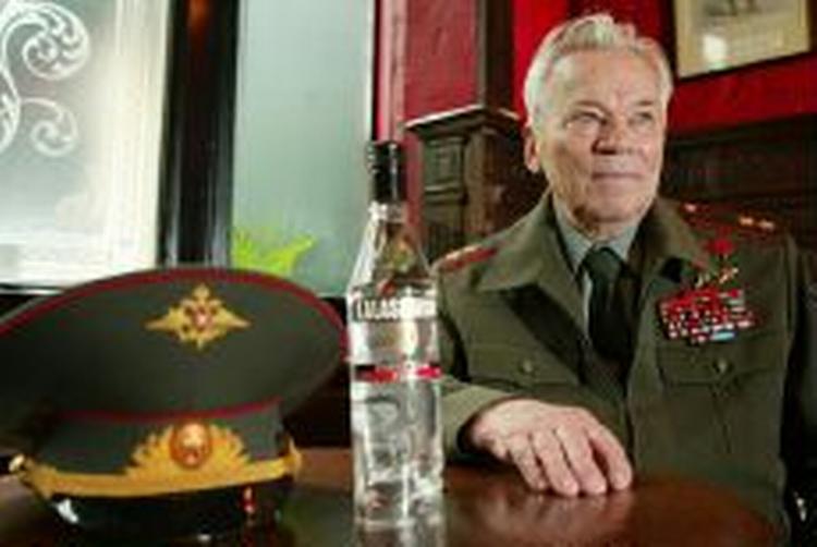 General Mikhail Kalashnikov, som opfandt AK-47´eren, med en 'Kalashnikov Vodka' som han lancerede i september. - Foto: AP 