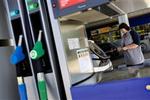 Lave afgifter skal gøre det attraktivt for svenskerne at køre på ethanol. En liter ethanol er knap fire svenske kroner billigere end en liter benzin. Og selv om der bruges mere ethanol end benzin, er der stadig en besparelse.  Foto: Pe 