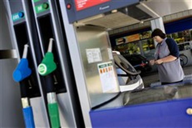 Lave afgifter skal gøre det attraktivt for svenskerne at køre på ethanol. En liter ethanol er knap fire svenske kroner billigere end en liter benzin. Og selv om der bruges mere ethanol end benzin, er der stadig en besparelse.  Foto: Pe 