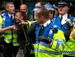 Politi og demonstranter oppe at toppes i Edinburgh. - Foto: AP 