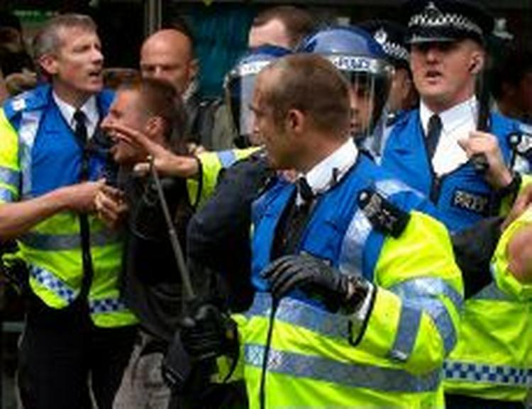 Politi og demonstranter oppe at toppes i Edinburgh. - Foto: AP 