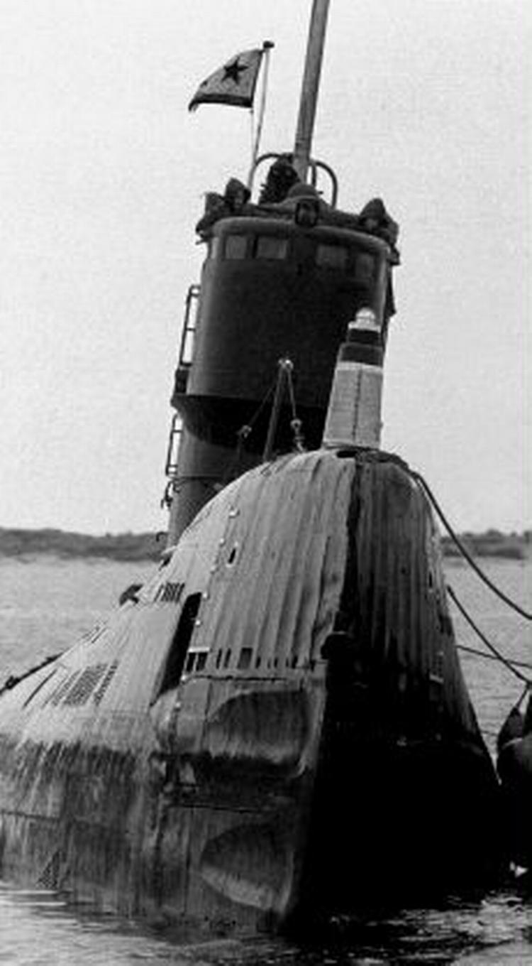 I 1981 stødte en sovjetisk ubåd på grund ved Karlskrona. Bl.a. britiske ubåde besejlede jævnligt svensk farvand for at teste det svenske kystforsvars troværdighed.   Foto: Ingmar Johansson/Pressens Bild 