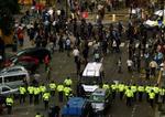 Skotsk politi får en forsmag på, hvad der venter dem de næste tre dag under G8-topmødet. - Foto: AP 