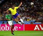 Carmona (t.v.) kigger langt efter Brasiliens Adriano. Måske han også må kigge langt efter VM 2006. - Arkivfoto: AP. 