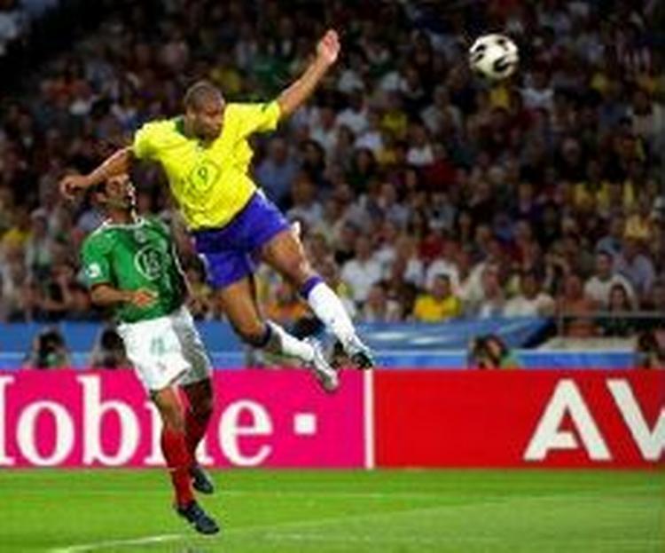 Carmona (t.v.) kigger langt efter Brasiliens Adriano. Måske han også må kigge langt efter VM 2006. - Arkivfoto: AP. 