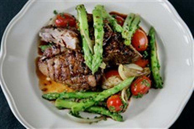 <b>Lam med snyd</b>. Sæsonens grøntsager er at forestrække, men her vandt lysten til smagen af forår, så lammekødet serveres med importerede asparges. - Foto: Camilla Stephan 