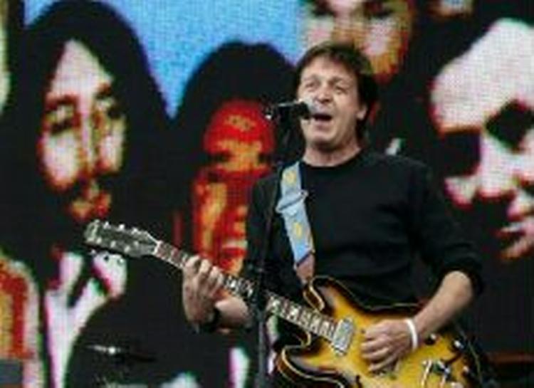 Paul McCartneys sange fra Live 8 blev lagt på nettet til download og det gav penge til The Band Aid Trust. - Foto: AP 