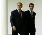 Statsminister Anders Fogh Rasmussen (V) har købt en fødselsdagsgave til sin ven, George W. Bush. Hvad det er, skal være en overraskelse, siger Fogh. - Foto: AP 