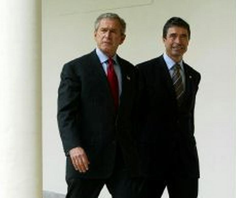 Statsminister Anders Fogh Rasmussen (V) har købt en fødselsdagsgave til sin ven, George W. Bush. Hvad det er, skal være en overraskelse, siger Fogh. - Foto: AP 