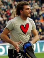 Christian Vieri flytter fra Inter til rivalerne AC Milan. Et træk, Inter-tilhængerne næppe vil tilgive den store angriber. - Foto: AP 