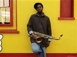 Soweto Kinch integrerer hiphop i jazzen, og det er ikke, fordi han har politiske budskaber, men han vil gerne »provokere folk til at tænke selv«.   Foto: Anna Kåri 
