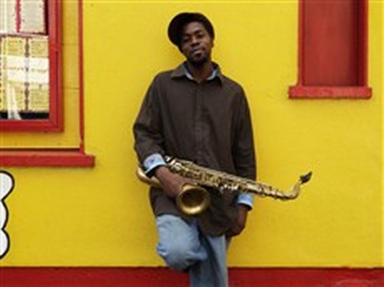 Soweto Kinch integrerer hiphop i jazzen, og det er ikke, fordi han har politiske budskaber, men han vil gerne »provokere folk til at tænke selv«.   Foto: Anna Kåri 