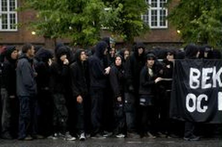 I går var der demonstration mod Bush, men politiet forventer ikke de store problemer i dag. - Foto: Peter Hove Olesen 