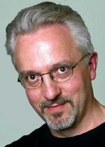 »Jeg står op kl. 8 om morgenen«, siger Alan Hollinghurst. »Jeg har fundet ud af, at sindet er allermest modtageligt, lige når man er stået op, eller lige før man går i seng«.   Foto: The Booker Prize Foundation 