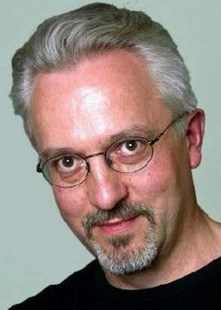 »Jeg står op kl. 8 om morgenen«, siger Alan Hollinghurst. »Jeg har fundet ud af, at sindet er allermest modtageligt, lige når man er stået op, eller lige før man går i seng«.   Foto: The Booker Prize Foundation 