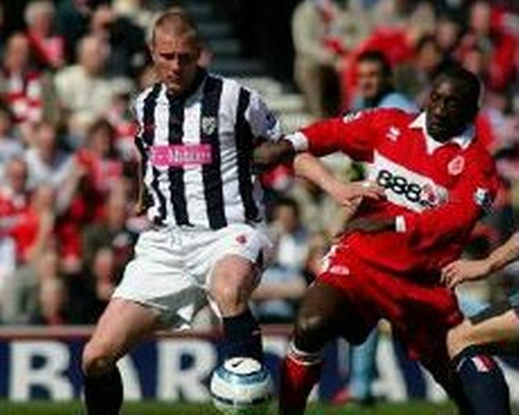 Thomas Gaardsøe (til venstre) i kamp med Jimmy Floyd Hasselbaink. - Arkivfoto: AP. 