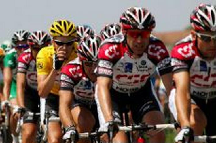 CSC skal ikke længere forsvare den gule trøje, men har flere ryttere der kan forsøge at vinde den tilbage fra Lance Armstrong. - Foto: AP 