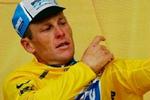 Lance Armstrong kunne i går trække i gult, men havde tænkt at lade trøje blive i teamvognen. Men den går ikke, fik han besked på af løbsledelsen kort før start. - Foto: AP 