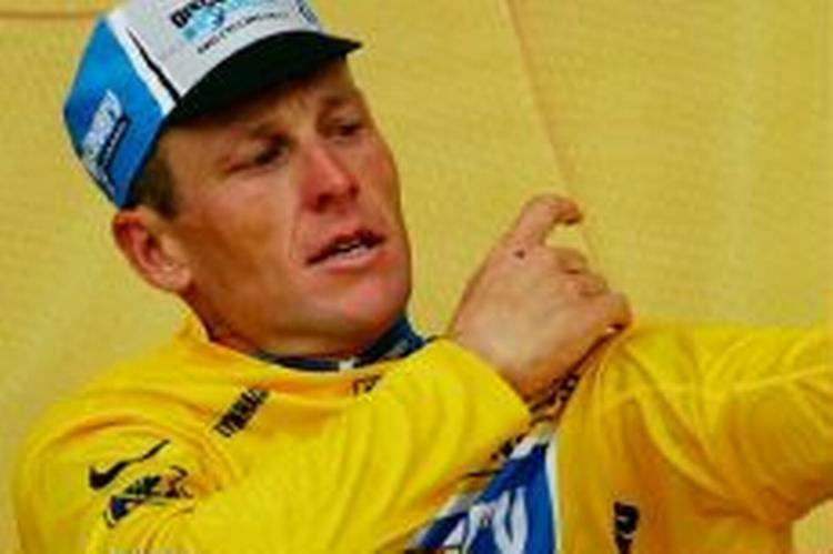 Lance Armstrong kunne i går trække i gult, men havde tænkt at lade trøje blive i teamvognen. Men den går ikke, fik han besked på af løbsledelsen kort før start. - Foto: AP 