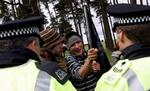 Tidligere på dagen stødte aktivisterne sammen med politiet, da de forsøgte at blokere indfaldsvejene til Gleneagles. - Foto: AP 