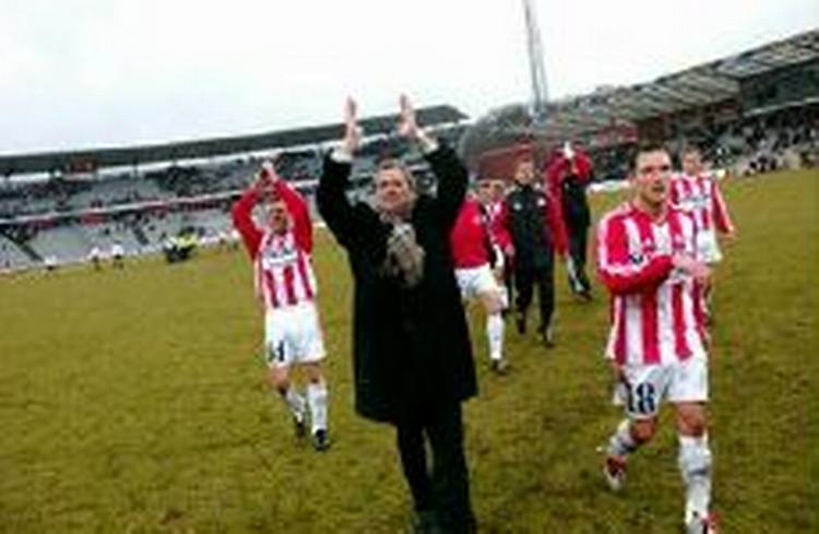Erik Hamrén og AaB-spillerne fik uventet besøg fra Cameroun under gårsdagens træning. - Arkivfoto: Rasmus Baaner. 