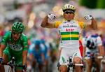Australske Robbie McEwen (th) har akkurat presset sig frem foran Boonen i den grønne pointtrøje (tv). - Foto: AP 