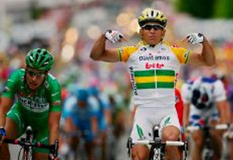 Australske Robbie McEwen (th) har akkurat presset sig frem foran Boonen i den grønne pointtrøje (tv). - Foto: AP 