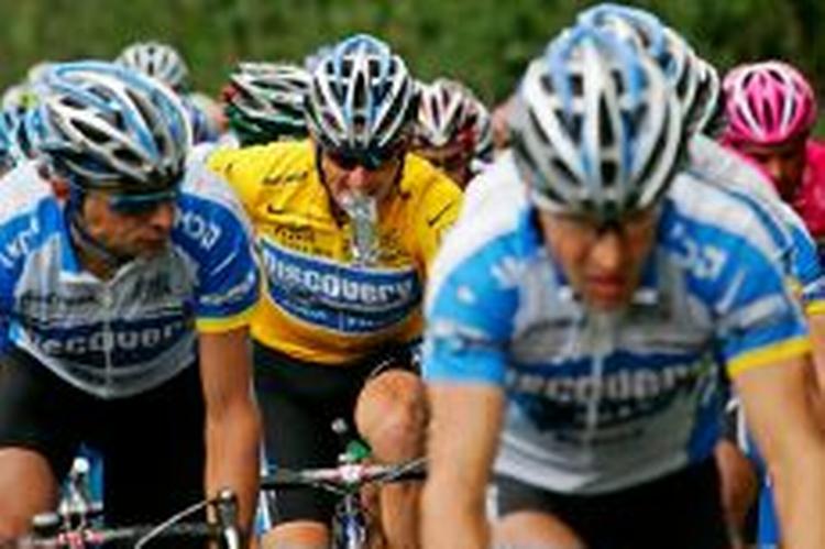 Kaptajn Armstrong holdt CSC i kort snor på dagens etape, beretter teamchef Bjarne Riis. - Foto: AP 