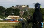 Så snart aktivister bevæger sig i nærheden af statslederne samlet i Gleneagles, reagerer politiet. - Foto: AP 